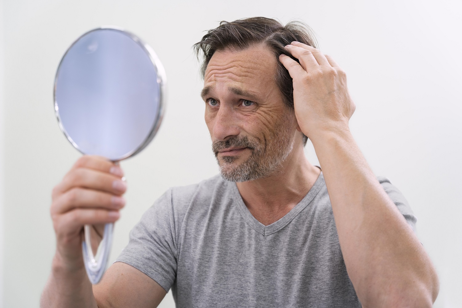 Caída del pelo en otoño: Por qué ocurre y qué hacer al respecto